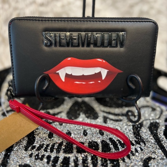 🖤👄🧛♀️NWT-STEVE MADDEN VAMPIRE LIP ZIP WALLET/ WRISTLET🖤🧛♀️👄 - Picture 7 of 8
